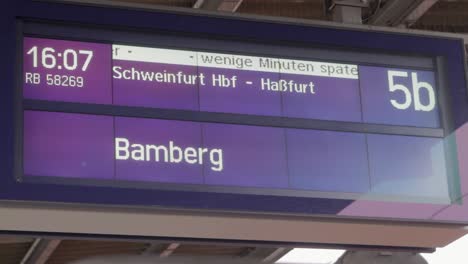 Digitalanzeige-An-Einem-Bahnhof-Mit-Uhrzeiten-Und-Zielorten-Für-Bamberg-Und-Schweinfurt