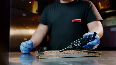 Koch-Verwendet-Zokura-Fleischthermometer-Für-Burger-Patties-Im-Restaurant