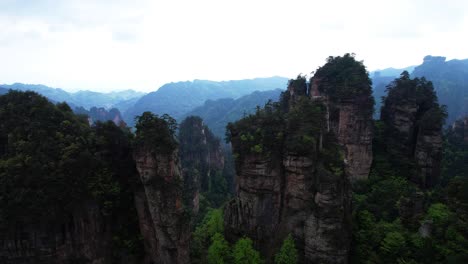 Drone-Sobrevolando-El-Pico-De-Cinco-Dedos-En-Los-Acantilados-De-La-Aldea-De-Huangshi