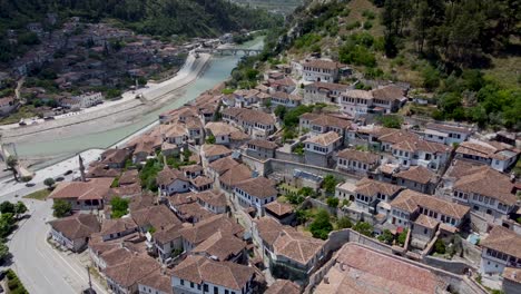 Berat,-Albanien,-Diese-2.413-Jahre-Alte-Stadt,-Der-Stolz-Der-Albanischen-Architektur,-Die-Unter-Dem-Schutz-Der-Unesco-Steht,-Liegt-120-Km-Von-Tirana-Entfernt