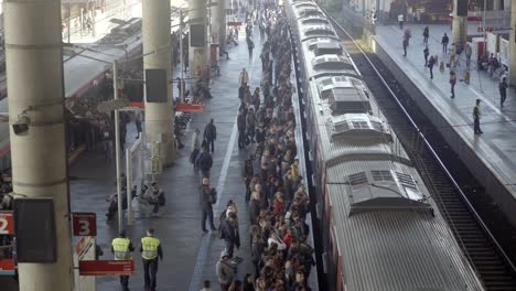 Gente-Subiendo-Y-Bajando-Del-Tren-En-La-Estación-De-La-Ciudad-De-Sao-Paulo