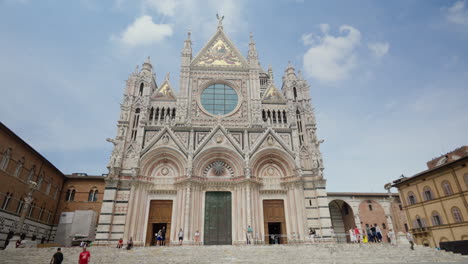 Majestätische-Kathedrale-Von-Siena,-Sonniger-Tag-Mit-Touristen