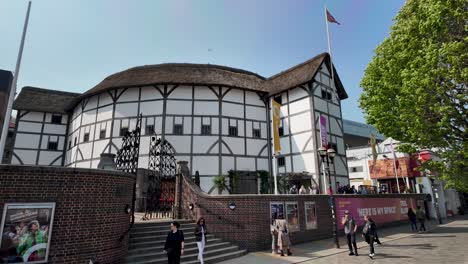 Gente-Caminando-Fuera-Del-Teatro-Globe-De-Shakespeare-En-Southwark,-Londres,-Reino-Unido.