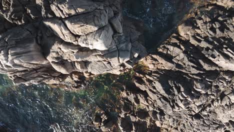 Drohnenaufnahmen-Von-Kristallklarem-Meer-über-Granitfelsen-Mit-Plätschernden-Wellen,-Felsbecken-Und-Buchten-An-Einem-Sonnigen-Tag