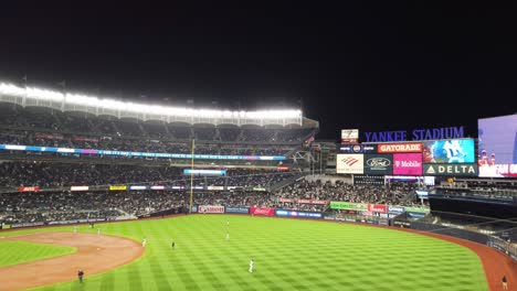 Singen-Von-&quot;Take-Me-Out-To-The-Ball-Game&quot;-Während-Des-Siebten-Innings-Bei-Einem-Baseballspiel-Der-New-York-Yankees-Im-Yankee-Stadium