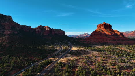 Carretera-Rural-Con-Rocas-Rojas-En-Sedona,-Arizona---Toma-Aérea-De-Drones