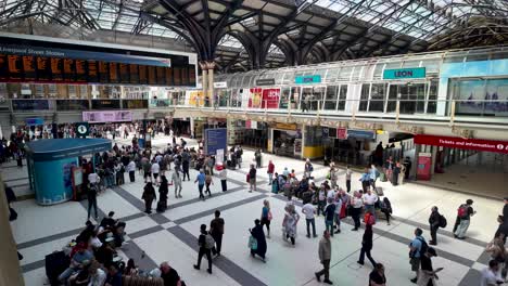 Overlooking-Crowds-stroll-in-Liverpool-Street-Stations-Interior,-a-vibrant-urban-scene-bustling-with-activity,-the-concept-of-city-life,-and-transportation-hubs