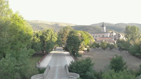 Vista-De-Dron-Monasterio-El-Paular-Rascafría-Imágenes-Aéreas-Arquitectura-Histórica-Paisaje-Monasterio