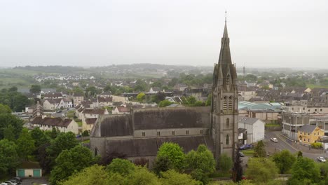 St.-Michael&#39;s-Kirche-In-Ballinasloe,-Galway,-Aufbau-Des-Dollys,-Langsamer,-Sanfter-Schubs-An-Einem-Nebligen-Tag