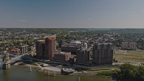 Cincinnati-Ohio-Luftaufnahme-V17-Drohnenüberflug-über-Den-Fluss-Durch-Die-Innenstadt-Von-Covington-In-Richtung-Des-Historischen-Stadtviertels-Mutter-Gottes,-Wobei-Alte-Und-Moderne-Architekturen-Erfasst-Werden-–-Aufgenommen-Mit-Inspire-3-8k-–-September-2023