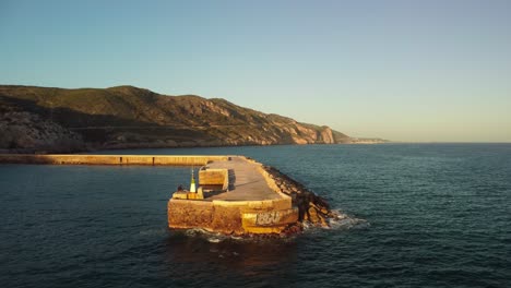 Costa-Garraf-Pier-Mit-Bergen-Und-Meer-Bei-Sonnenuntergang-In-Barcelona,-Spanien,-Luftaufnahme