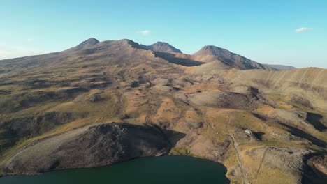 Luftaufnahme-Des-Keri-Sees-In-Armenien-Mit-Blick-Auf-Den-Vulkan-Aragats