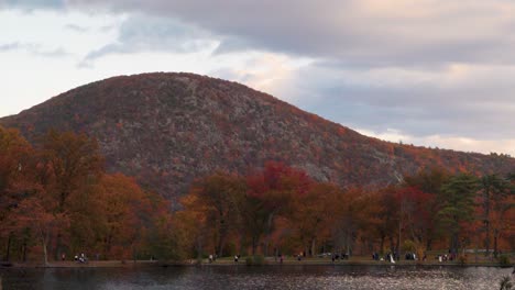 Zeitraffer-Hochzeit-Mit-Blick-Auf-Den-Bergsee-In-Wunderschönen-Herbstfarben-Im-Norden-Des-Staates