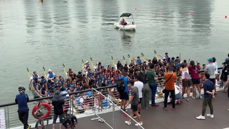 Zuschauer-Machen-Fotos-Und-Beobachten-Die-Drachenbootfahrer-Bei-Der-Vorbereitung-Auf-Das-Rennen-Während-Des-Dargon-Boat-Festivals-Auf-Dem-Kallang-River-In-Singapur