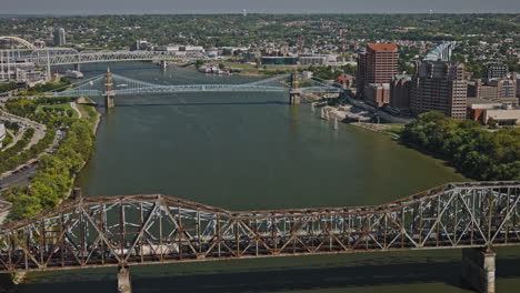 Cincinnati,-Ohio,-Luftaufnahme-V3,-Drohnenüberflug-über-Die-Wade-Bridge,-Die-Sich-über-Den-Fluss-Spannt-Und-Die-Flusslandschaft-Von-Covington-Und-Die-Hügellandschaft-Bei-Tag-Einfängt-–-Aufgenommen-Mit-Inspire-3-8k-–-September-2023