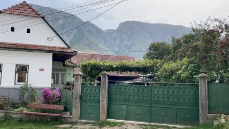 Camera-moving-to-the-left,-capturing-the-clasic-traditional-hungarian-house-in-Torocko,-Rimetea,-Romania