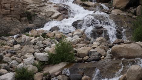 Wasserfall-Im-Estes-Park-Fließt-Klar-Und-Deutlich