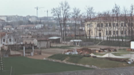 Blick-Auf-Ein-Wohngebiet-Aus-Einem-Zugfenster-An-Einem-Ruhigen-Morgen