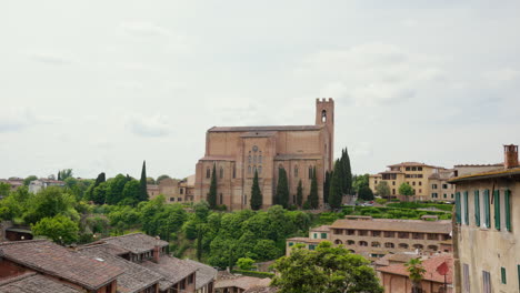 Vista-Panorámica-De-La-Antigua-Catedral-De-Siena-Entre-Edificios-Históricos.