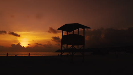 Sonnenuntergang-Am-Strand-Mit-Dem-Rettungsschwimmerturm-