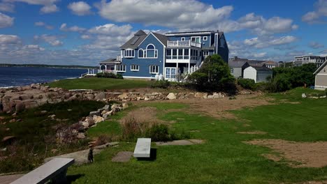 Una-Hermosa-Casa-Frente-Al-Faro-Nubble-En-El-Océano-En-York,-Maine