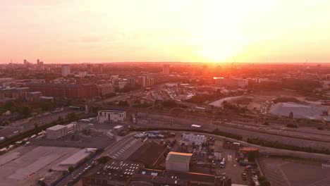 Drone-Al-Atardecer-De-Londres-Volando-Hacia-El-Estadio-Sun-Stratford