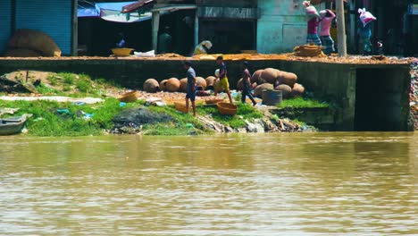 Niños,-Trabajando-A-Lo-Largo-De-Un-Río-En-Bangladesh,-En-El-Mercado-De-Cerámica