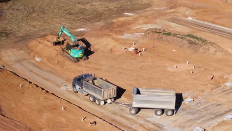 Excavadoras-Y-Camiones-Volquete-Operando-En-Un-Nuevo-Sitio