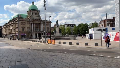 Vista-Panorámica-A-Lo-Largo-De-Una-Tranquila-Calle-Carr,-Pasando-Por-El-Monumento-A-La-Reina-Victoria,-En-El-Centro-De-La-Ciudad-De-Kingston-Upon-Hull.