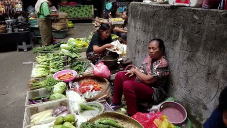 Mujeres-Indonesias-Vendiendo-Productos-En-Un-Mercado-Abierto-Tradicional-En-Las-Calles-De-Ubud.