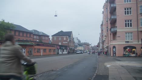 Amagerbrogade-En-Copenhague-Dinamarca-En-Un-Día-Frío,-Húmedo-Y-Nublado