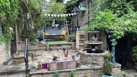 Un-Pequeño-Y-Peculiar-Jardín-En-El-Pueblo-De-Haworth,-West-Yorkshire,-Inglaterra.