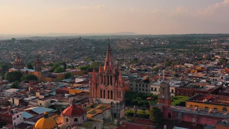 Drohnenaufnahme-über-Der-Parroquia-De-San-Miguel-Arcángel-In-Der-Stadt-San-Miguel-De-Allende-Während-Eines-Sonnenuntergangs