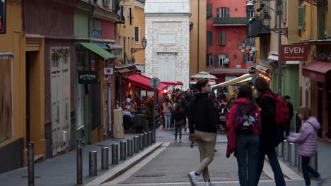 Gente-Abarrotada-De-Cafés-A-Lo-Largo-De-Las-Calles-Del-Casco-Antiguo-De-Niza,-Francia,-Toma-Estática