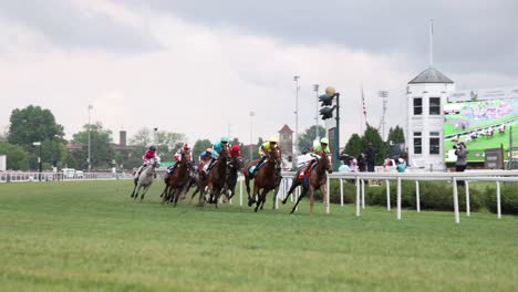 Imágenes-De-Un-Grupo-De-Caballos-Corriendo-En-Una-Emocionante-Carrera-Sobre-Césped-En-Churchill-Downs,-Capturando-La-Intensidad-Y-La-Emoción-De-La-Competencia.