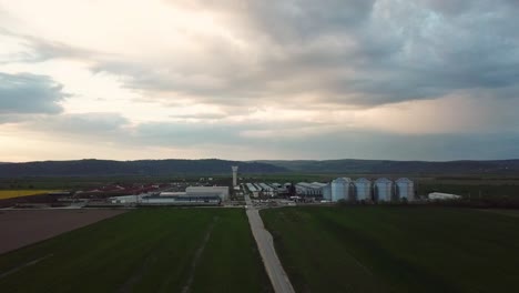 Fabrik-Inmitten-Der-Offenen-Felder