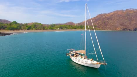 Eine-Einrumpf-Segelyacht,-Die-In-Einer-Ruhigen-Bucht-In-Guacamaya,-Costa-Rica,-Vor-Anker-Liegt,-Ohne-Dass-Sich-Irgendwo-In-Der-Nähe-Andere-Segelschiffe-Befinden