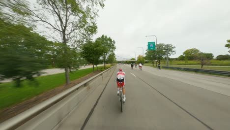 Chicagoer-Radfahrer-Fahren-Während-Des-Bike-The-Drive-2022-Auf-Dem-Dusable-Lake-Shore-Drive-Richtung-Norden,-Rotes-Triathlon-Zeitfahrrad-Des-Triathleten,-Fußgängerbrücke-Auf-Der-Südseite