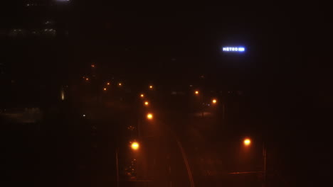 Cinematográfico,-Ciudad-Bajo-Niebla-Imágenes-De-Drones-Aéreos-De-La-Ciudad-De-Cluj-napoca-En-La-Noche