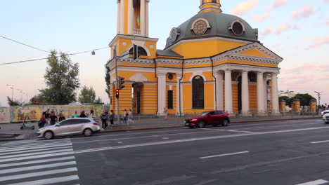 Road-with-cars-and-people-waiting-to-cross-the-road-in-Kyiv-city-Ukraine,-zebra-crossing,-4K-shot