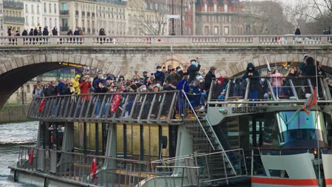 Turistas-Tomando-Fotografías-Y-Haciendo-Turismo-En-El-Río-Sena-Cerca-De-Notre-Dame-En-París-En-Navidad-4k-60p