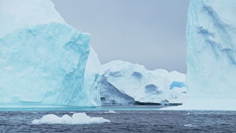 Formas-Asombrosas-De-Grandes-Icebergs-Azules,-Paisaje-Antártico-De-Icebergs-Enormes-Y-Extraños-En-El-Agua-Del-Mar-En-El-Frío-Paisaje-Marino-Invernal,-Increíble-Paisaje-Natural-En-Un-Paisaje-Dramático