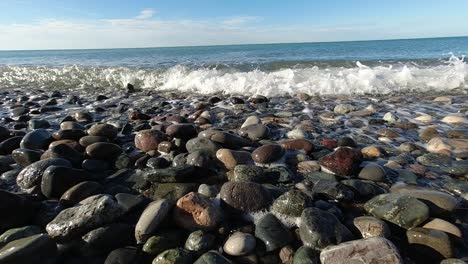 Sommerstimmung,-Weiße-Schaumwellen-Kommen-Herein-Und-Waschen-Einen-Felsigen-Strand-Voller-Kieselsteine