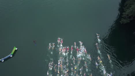 Die-Kamera-Taucht-Ab,-Um-Die-Top-Konkurrenten-Zu-Beginn-Eines-Schwimmwettkampfs-Hervorzuheben