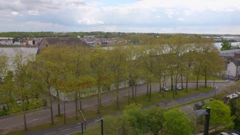 Vista-De-ángulo-Alto-De-La-Zona-Industrial-Y-El-Río-Loira-Al-Fondo-En-Nantes,-Francia