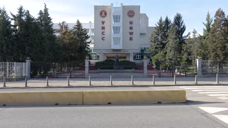 Timelapse-Tomado-Desde-El-Otro-Lado-De-La-Calle-De-Unwe,-La-Universidad-De-Economía-Nacional-Y-Mundial-En-Sofía,-Bulgaria