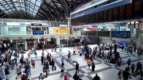 Shot-of-a-busy-Liverpool-Street-Station-in-London,-England-during-office-hours