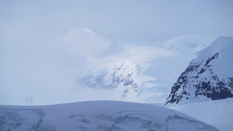 Paisaje-De-Montañas-Invernales-De-La-Antártida,-Dramático-Paisaje-De-Montañas-Azules-Con-Humor-Atmosférico-Y-Atmósfera-En-La-Península-Antártica,-Picos-Nevados-Cubiertos-De-Nieve-Y-Hielo-En-Invierno