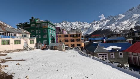 Schneefeld-Vor-Bunten-Häusern-Des-Malerischen-Hochgebirgsdorfes-Kyanjin-Gompa