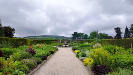 Jardines-Powerscourt,-Sendero-Que-Recorre-Los-Jardines-Amurallados,-Un-Derroche-De-Colores-Veraniegos,-Un-Hermoso-Lugar-Para-Visitar-En-Wicklow,-El-Jardín-De-Irlanda.